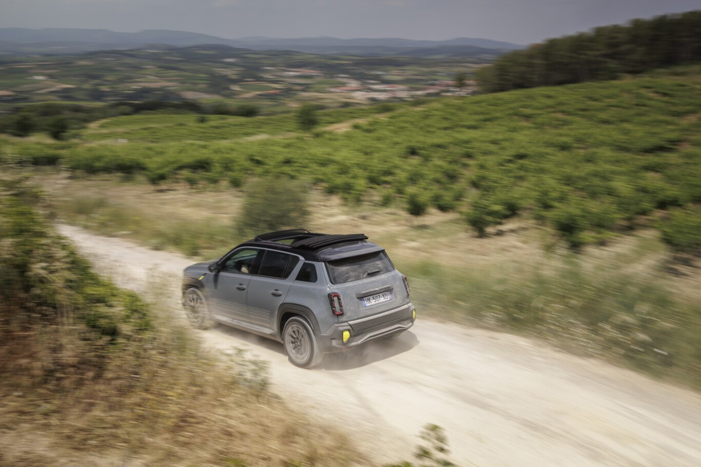 Renault 4 E-Tech Plein Sud sur un chemin poussiéreux en pleine nature