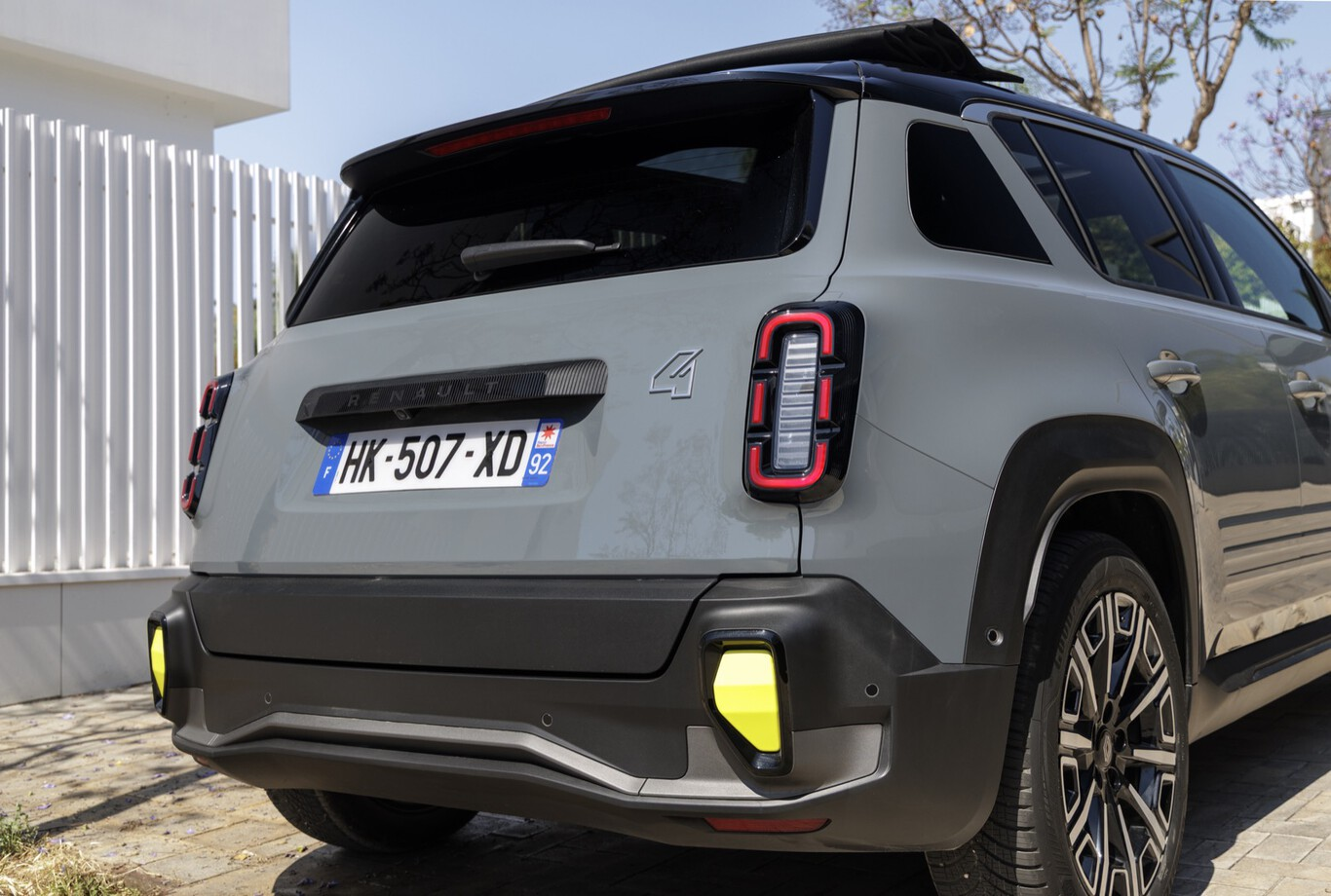 Arrière de la Renault 4 E-Tech Plein Sud avec feux verticaux et toit en toile