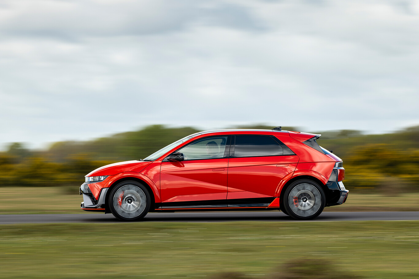 Hyundai Ioniq 5 N rouge en mouvement vue de profil sur route