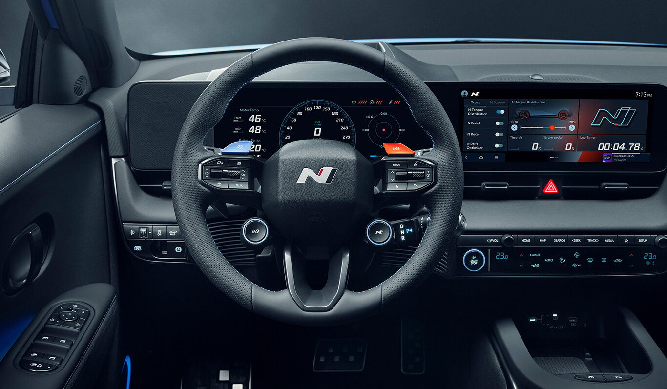 Habitacle sportif de la Hyundai Ioniq 5 N avec volant N et écrans numériques