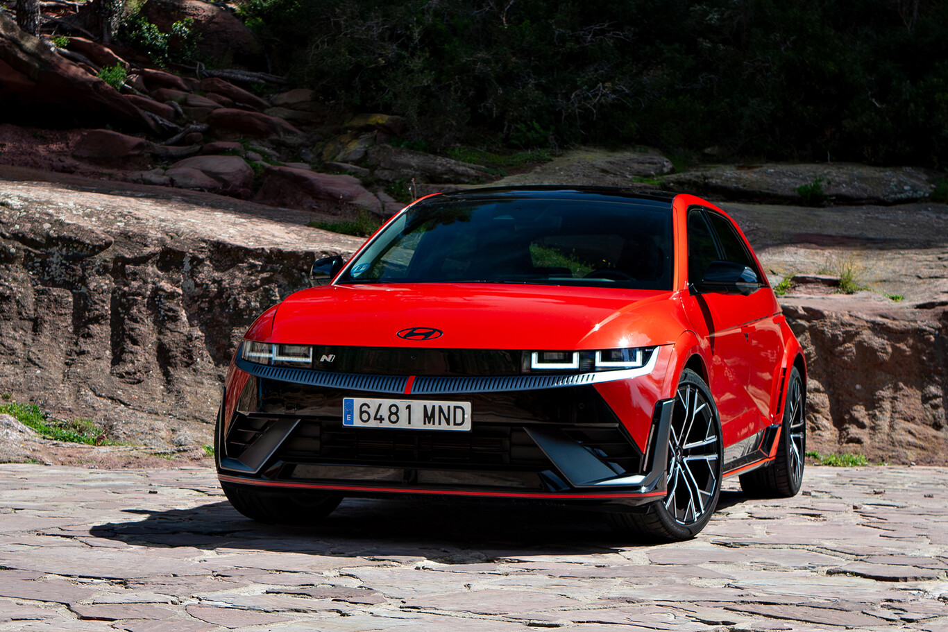 Hyundai Ioniq 5 N rouge vue de face sur route pavée près des rochers