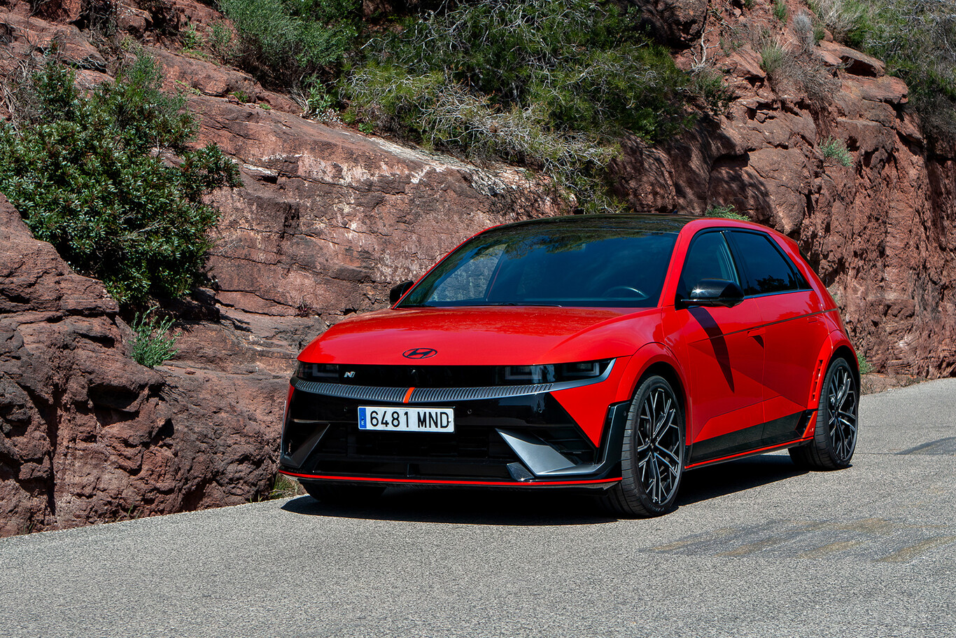 Hyundai Ioniq 5 N rouge stationnée devant un décor rocheux