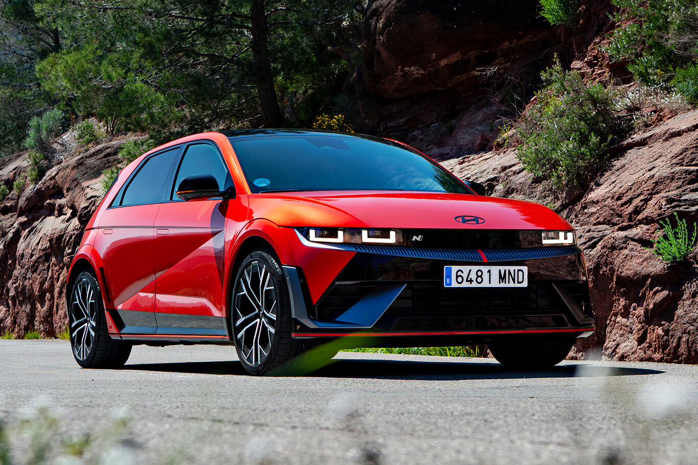 Hyundai Ioniq 5 N rouge vue de face sur une route de montagne