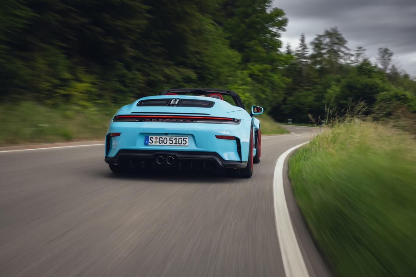 Porsche 911 GT3 S/C cabriolet bleu clair vue arrière sur route sinueuse en forêt