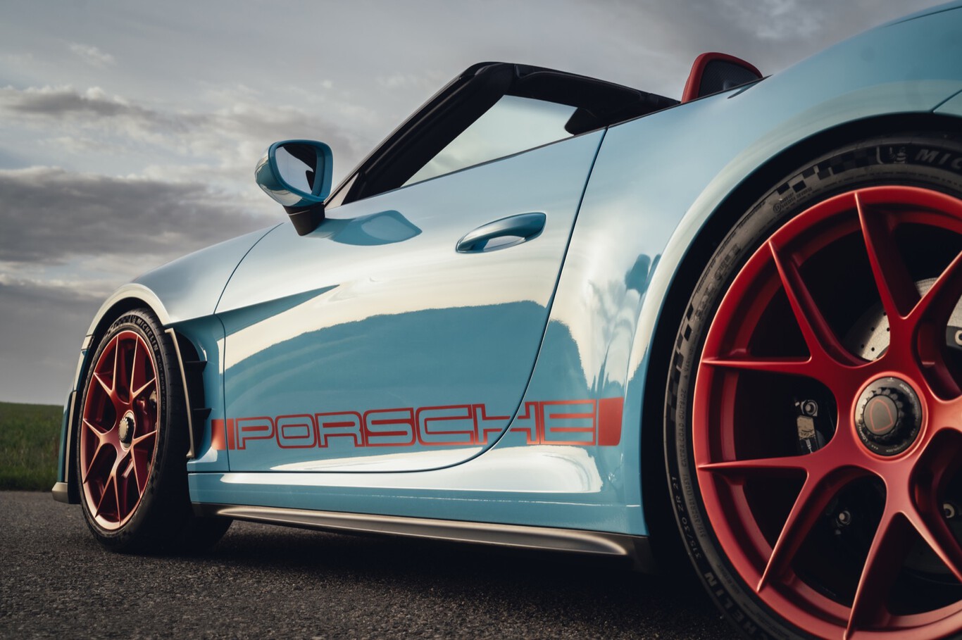 Détail des jantes rouges et du lettrage Porsche sur une 911 GT3 S/C cabriolet
