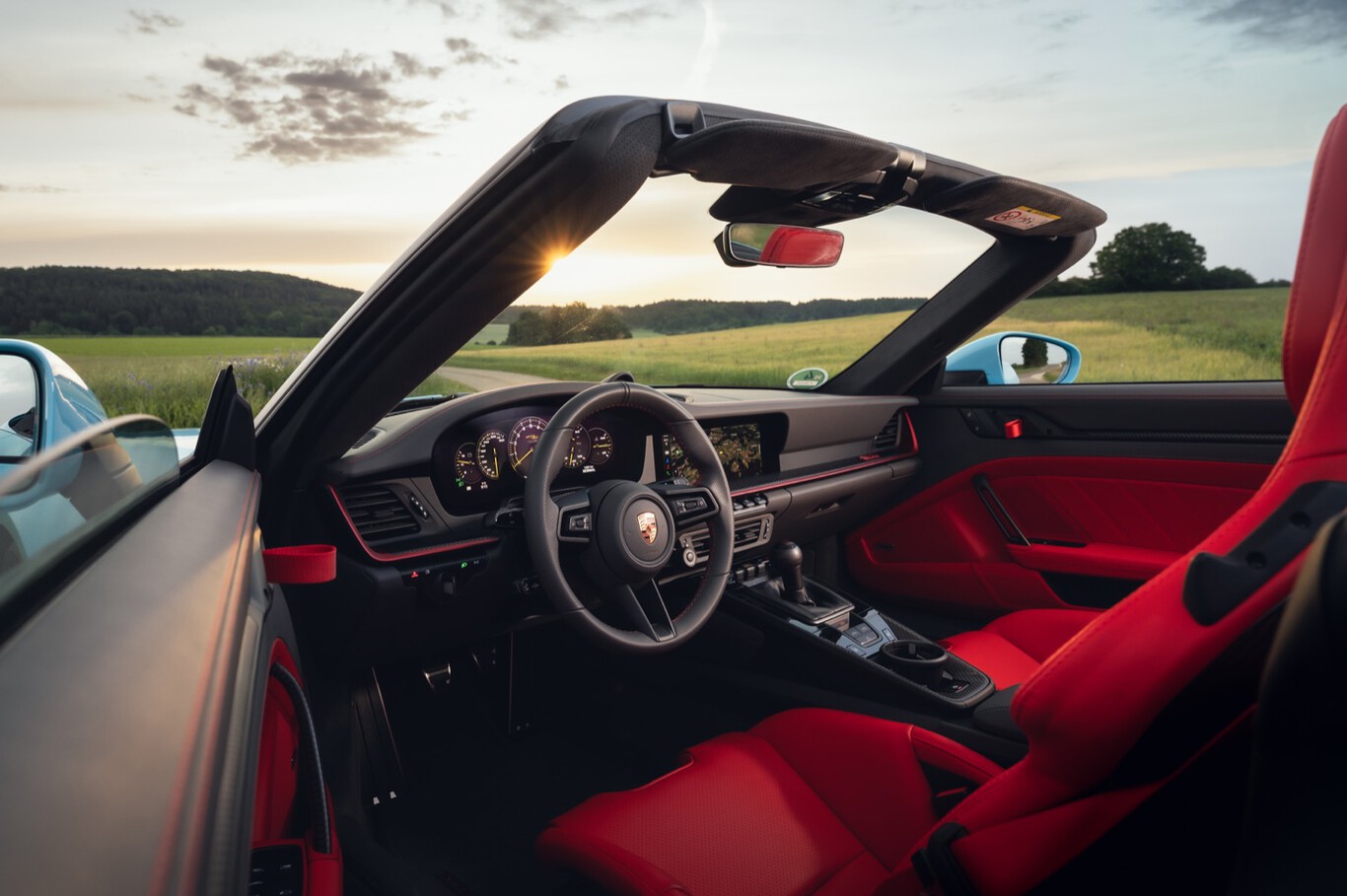 Habitacle de Porsche 911 GT3 S/C cabriolet avec sièges rouges et volant sportif