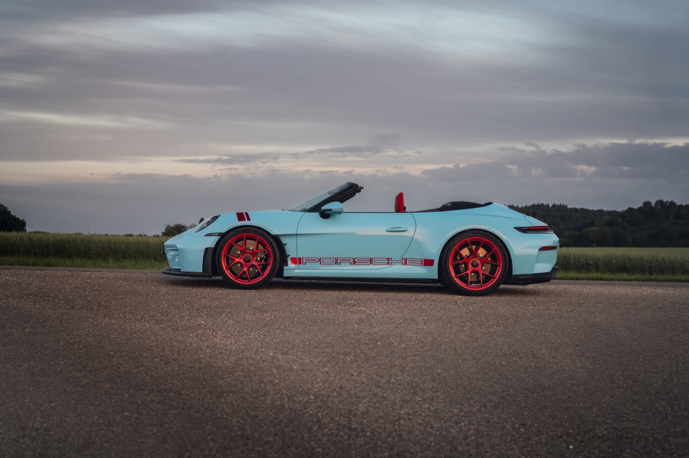 Porsche 911 GT3 S/C cabriolet bleu clair vue de profil sur route de campagne