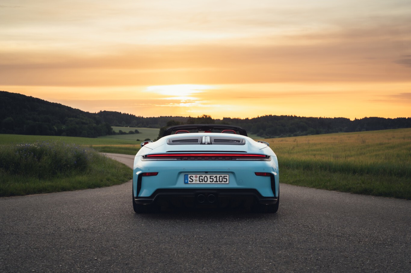 Porsche 911 GT3 S/C cabriolet bleu clair vue arrière au coucher du soleil