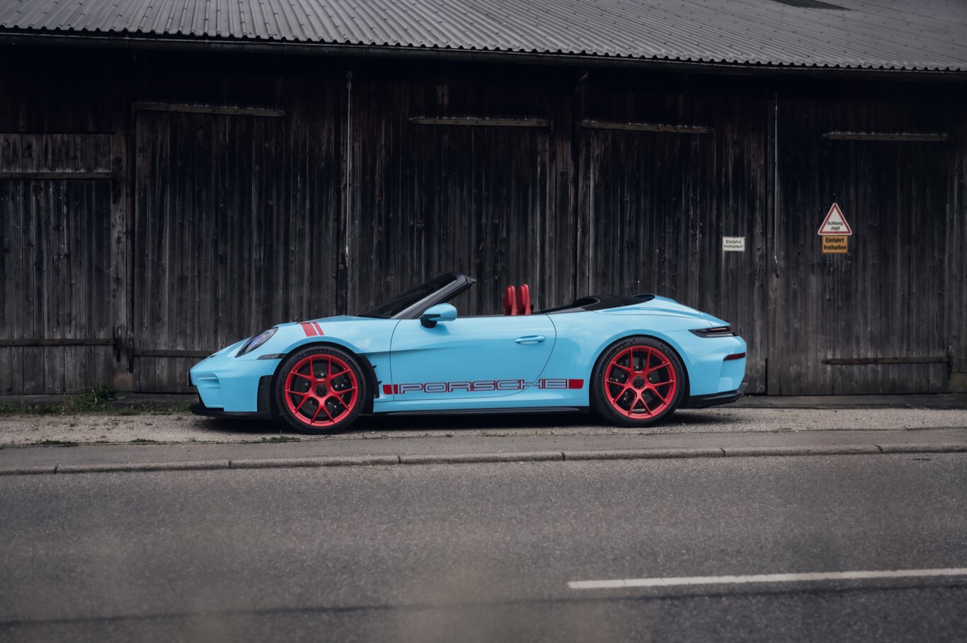 Porsche 911 GT3 S/C cabriolet bleu clair vue de profil devant une grange en bois