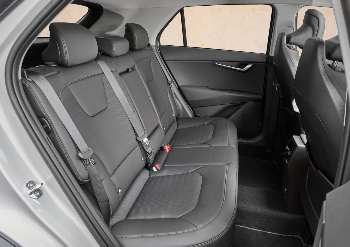 Banquette arrière du Kia Niro hybride avec sellerie grise et ceintures trois points