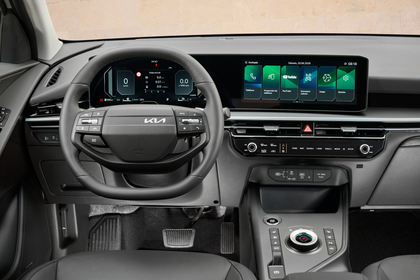 Habitacle du Kia Niro hybride avec volant multifonction et double écran numérique