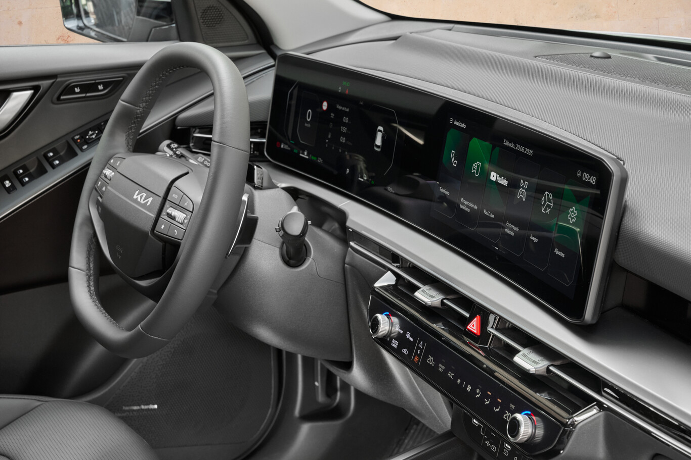 Tableau de bord du Kia Niro avec écran tactile et commandes de climatisation