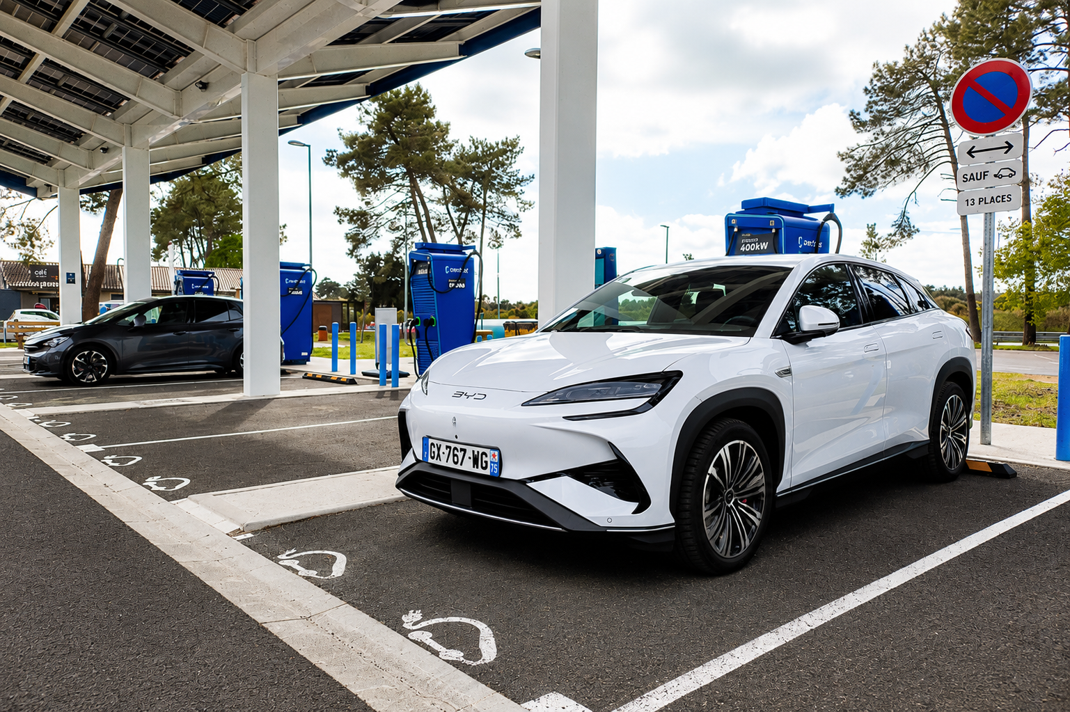 SUV électrique blanc en recharge rapide sur une borne en France