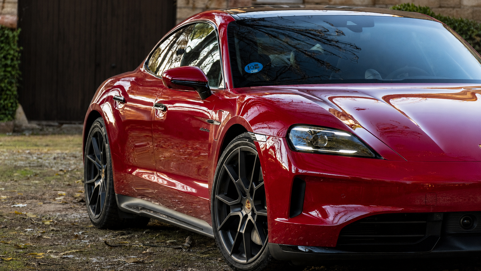 Porsche Taycan Cross Turismo rouge vue de trois quarts avant