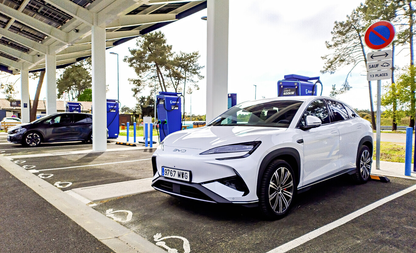 SUV électrique BYD blanc stationné sur une borne de recharge rapide en France