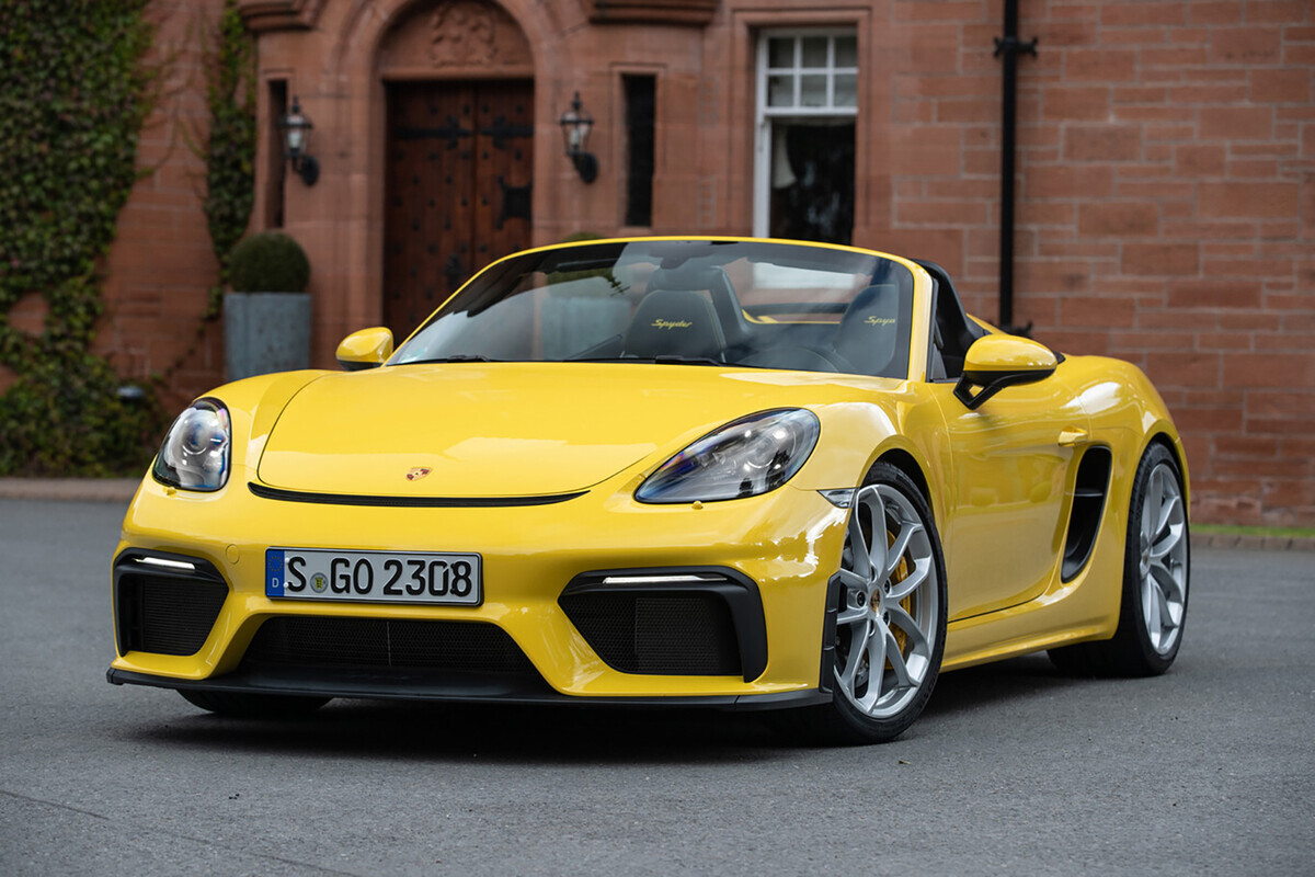 Porsche 718 Spyder RS jaune, modèle sportif précédant la future Porsche 718 électrique