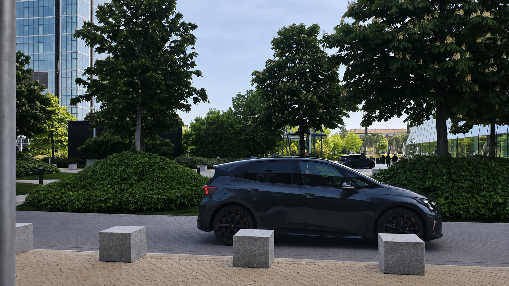 CUPRA Born 2026 noire vue de profil stationnée dans un quartier moderne