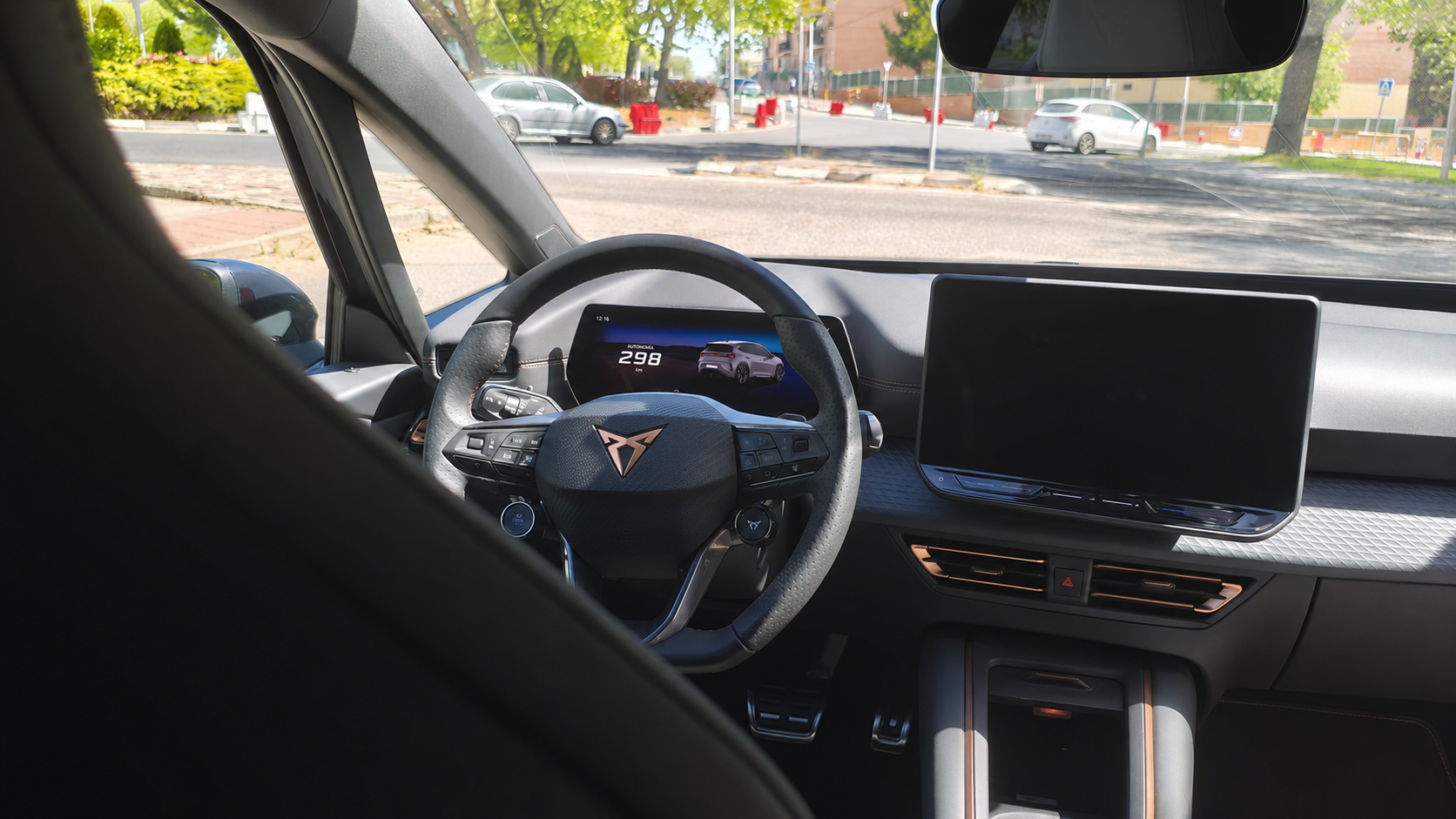 Intérieur de la CUPRA Born 2026 avec volant sport, instrumentation numérique et écran central