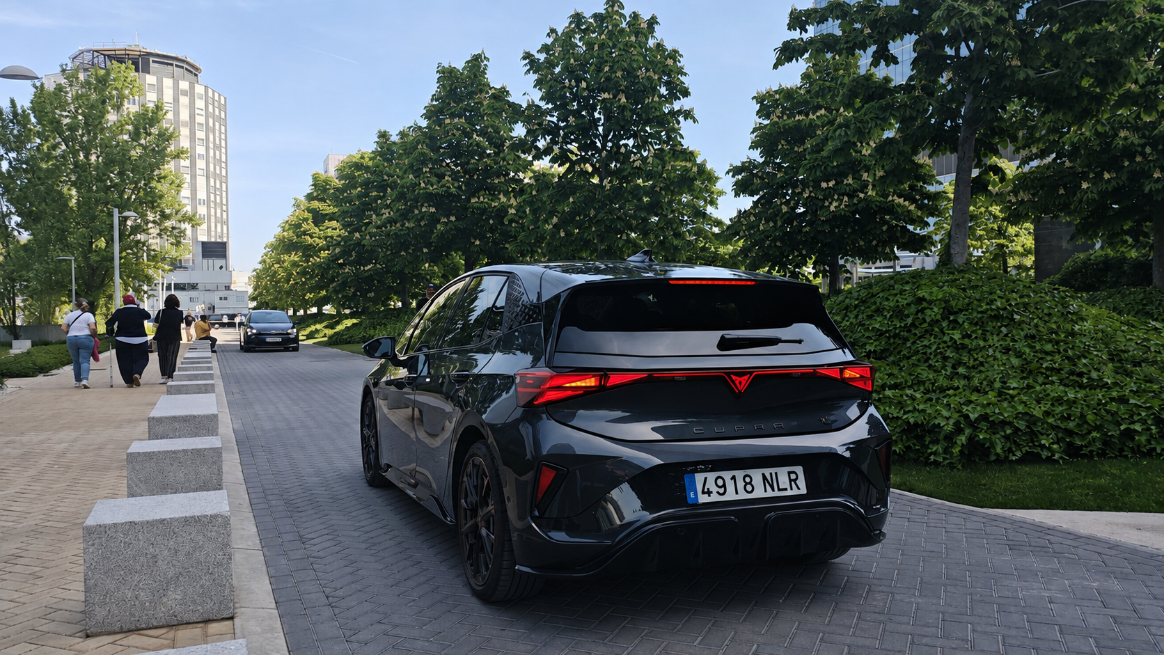 CUPRA Born 2026 électrique noire vue arrière dans une rue arborée