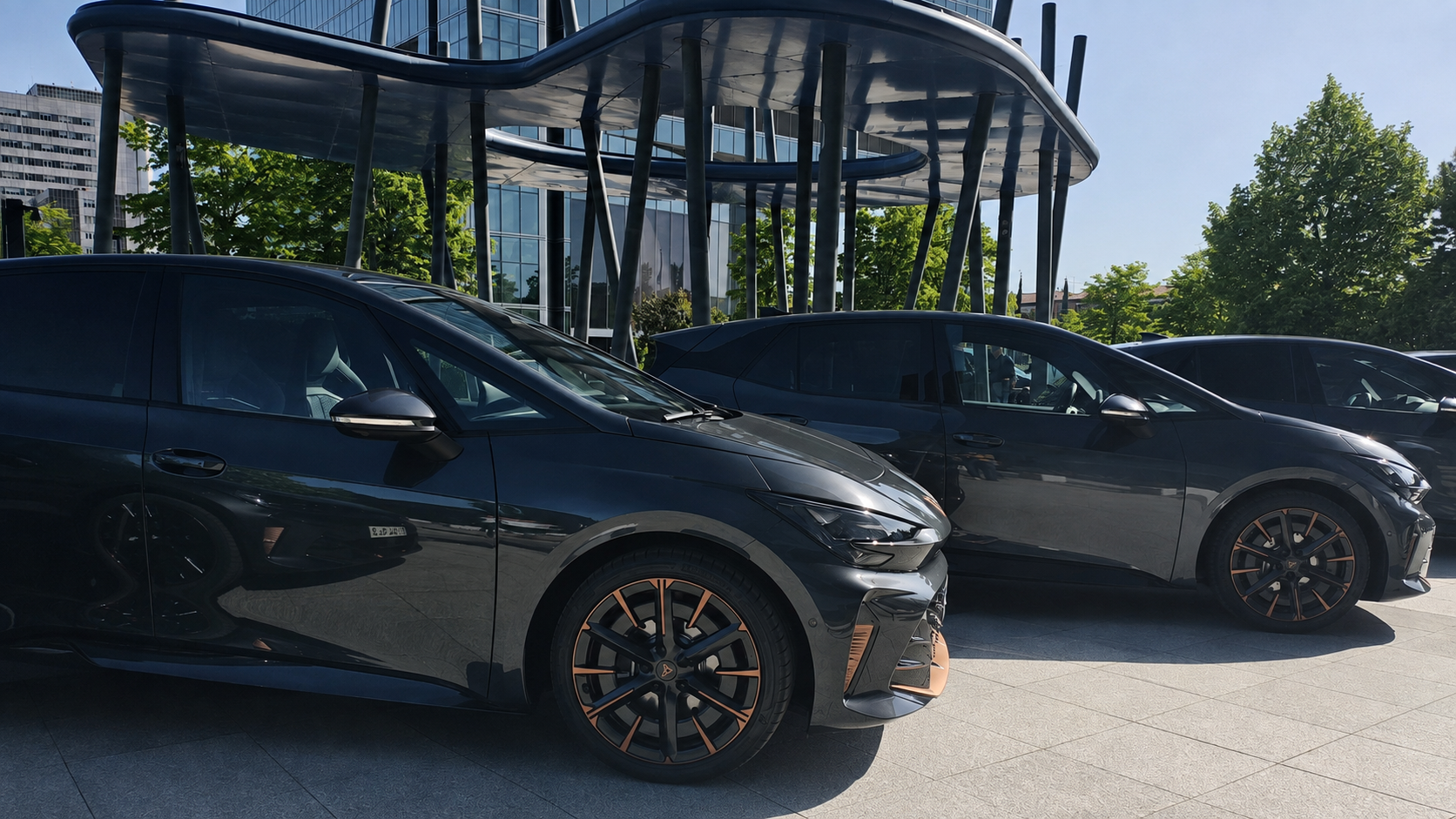 Plusieurs nouvelles CUPRA Born 2026 noires exposées devant un bâtiment moderne