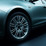 Cache-moyeu noir lisse installé sur une jante aluminium moderne d’une voiture, présentant un style propre et uniforme.