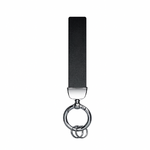Porte-clés en cuir noir uni sans logo, avec attache et anneaux métalliques argentés, présenté verticalement sur fond blanc