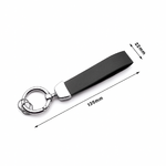 Porte-clés en cuir noir sans logo, avec anneau métallique argenté, présenté sur fond blanc avec indication des dimensions 135 mm de long et 22 mm de large.