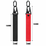 Deux porte-clés en tissu noir et rouge avec mousquetons noirs, présentés sur fond blanc