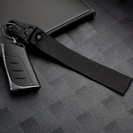 Porte-clés en tissu noir avec mousqueton, utilisé avec une clé de voiture