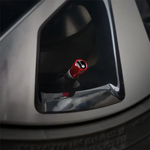 Bouchon de valve BYD rouge installé sur une jante de voiture