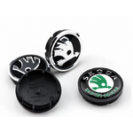 Lot de 4 cache-moyeux Skoda sur fond blanc
