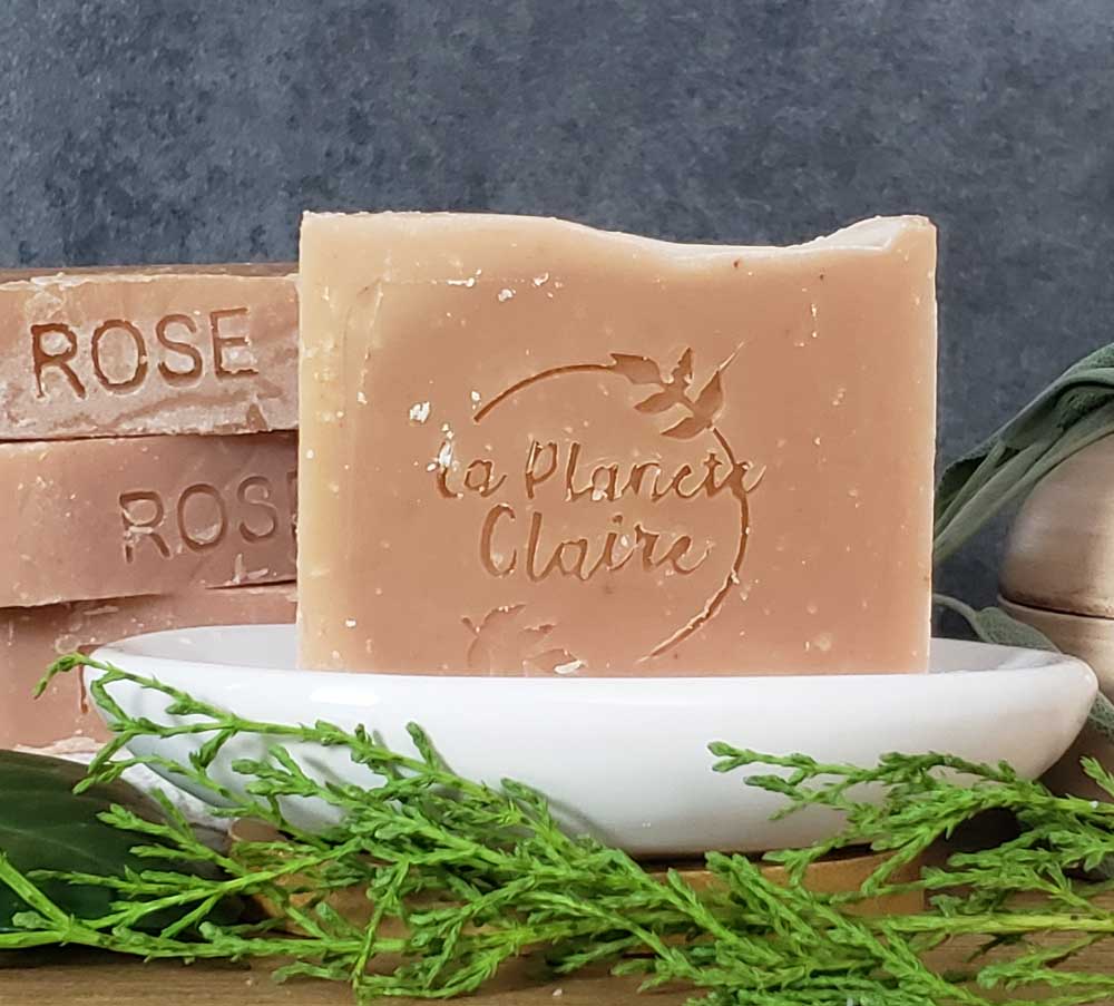 savon-solide-artisanal-rose-planete-claire-1