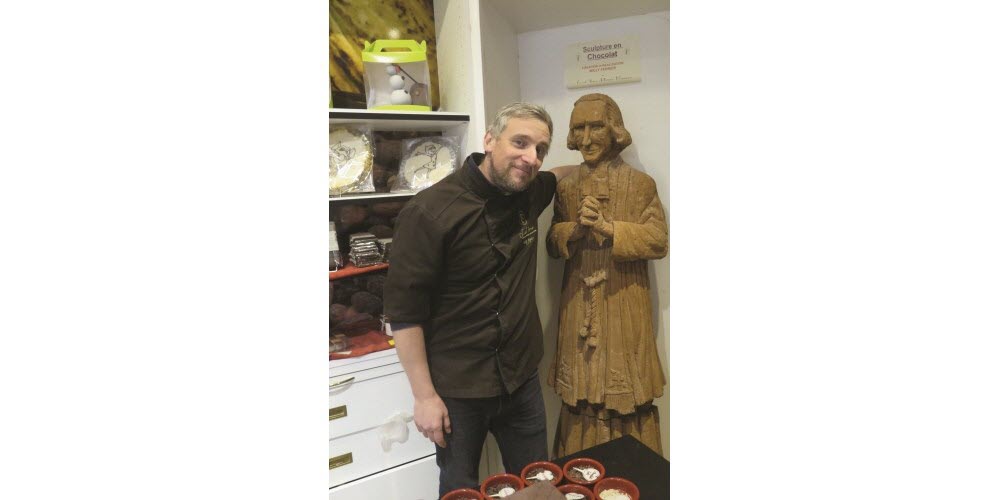 Willy Ferrier et sa célèbre sculpture en chocolat du curé d’Ars réalisée en juillet 2013