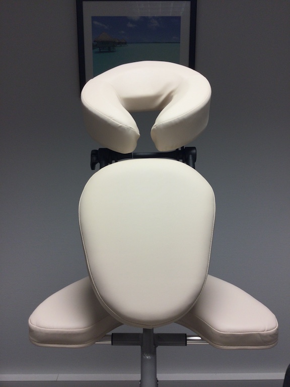 chaise-de-massage-amma-travel-aveno-life-tablelya-en-position-assise-couleur-creme