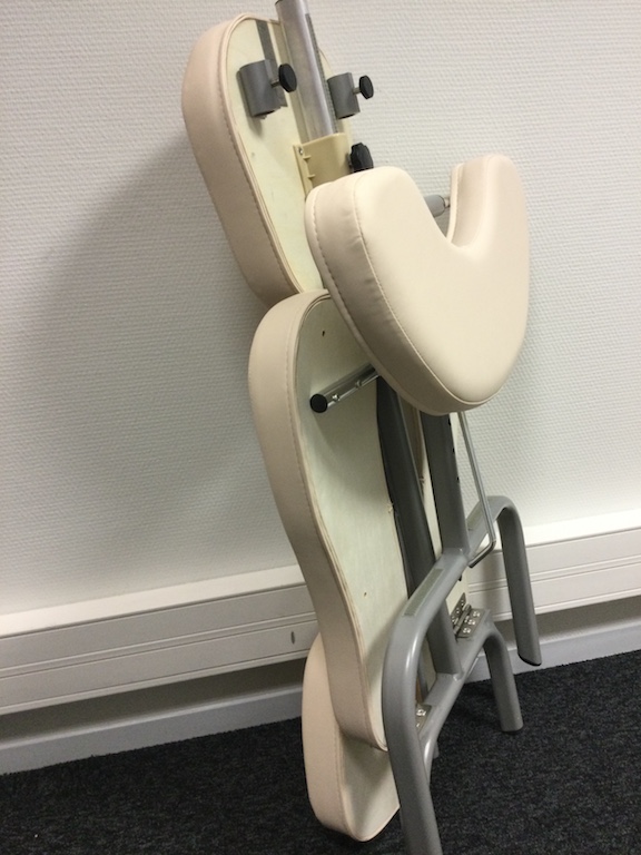 chaise-de-massage-amma-travel-aveno-life-tablelya-pliee-couleur-creme