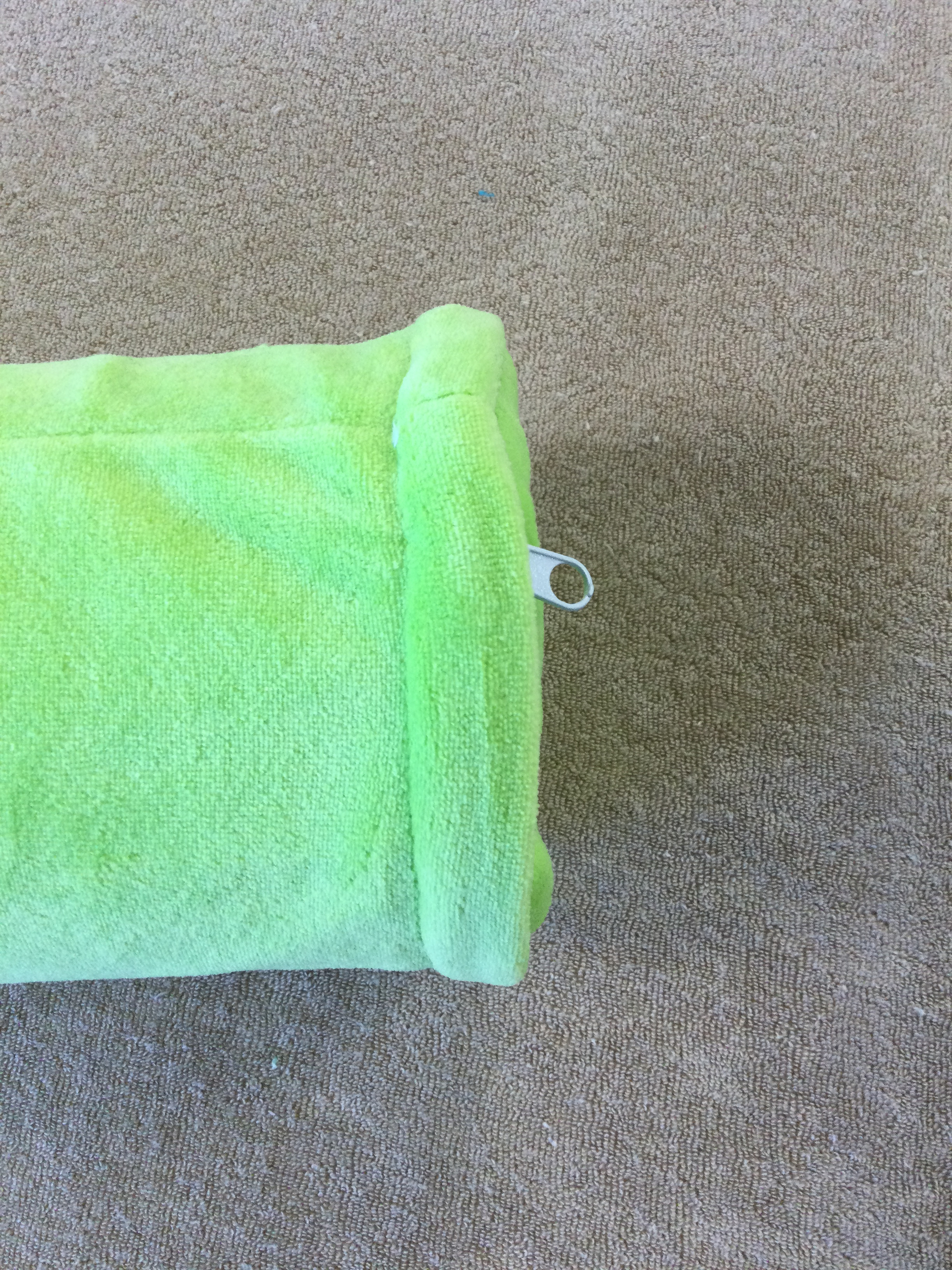 coussin cylindrique flexible en mousse à mémoire de forme vert anis détail de la fermeture diamètre 9 cm vue allongé