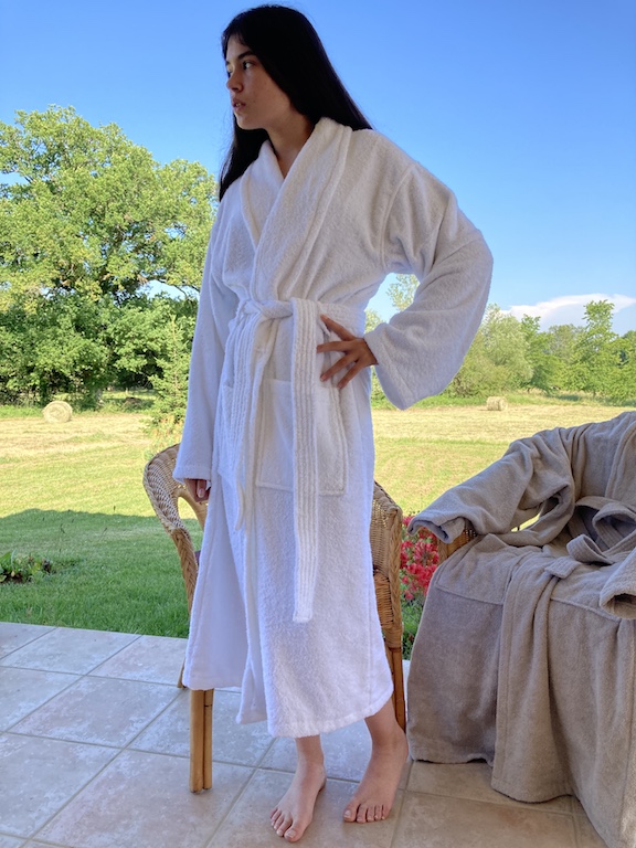 peignoir-de-bain-spa-blanc-adulte-haut-de-gamme-mannequin-debout-noue-sur-le-ventre