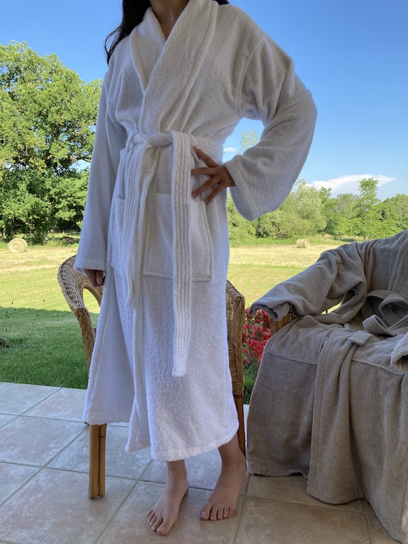 peignoir-de-bain-spa-hotel-blanc-haut-de-gamme-mannequin-debout-noue-gros-plan-zoom