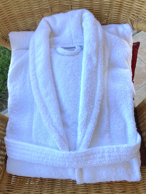 peignoir-de-bain-adulte-blanc-plie-kodev-spa-hotel-luxe-tablelya