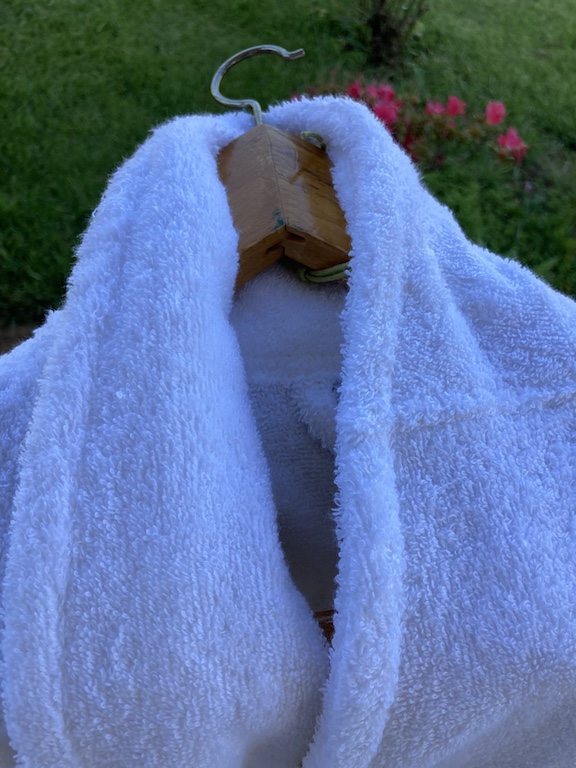 peignoir-de-bain-blanc-adulte-spa-hotel-zoom-sur-le-col-chale