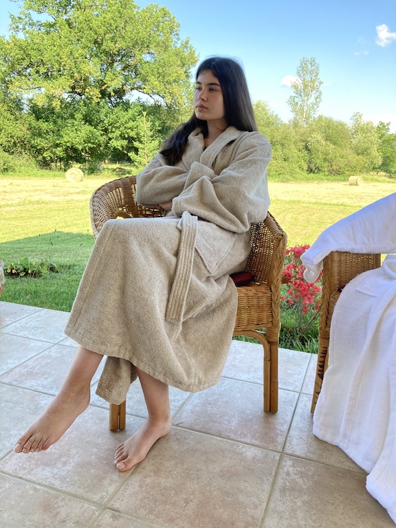 peignoir-de-bain-adulte-taupe-greige-assis-pour-spa-hotel-luxe