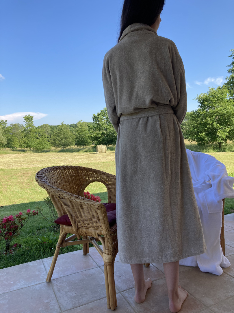peignoir-de-bain-adulte-taupe-greige-dos-pour-spa-hotel-luxe