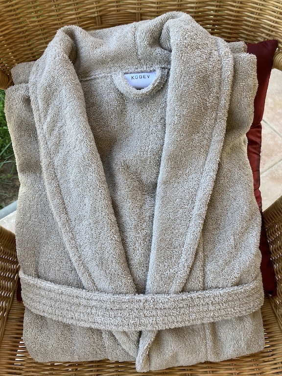peignoir-de-bain-adulte-taupe-greige-plie-kodev-spa-hotel-luxe-tablelya