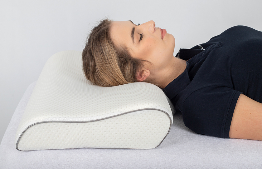 tablelya-oreiller-orthopedique-coussin-ergonomique-memoire-forme-arthrose-coussin-cervical-55x45x9-11-cm-1606-1-femme-allongee