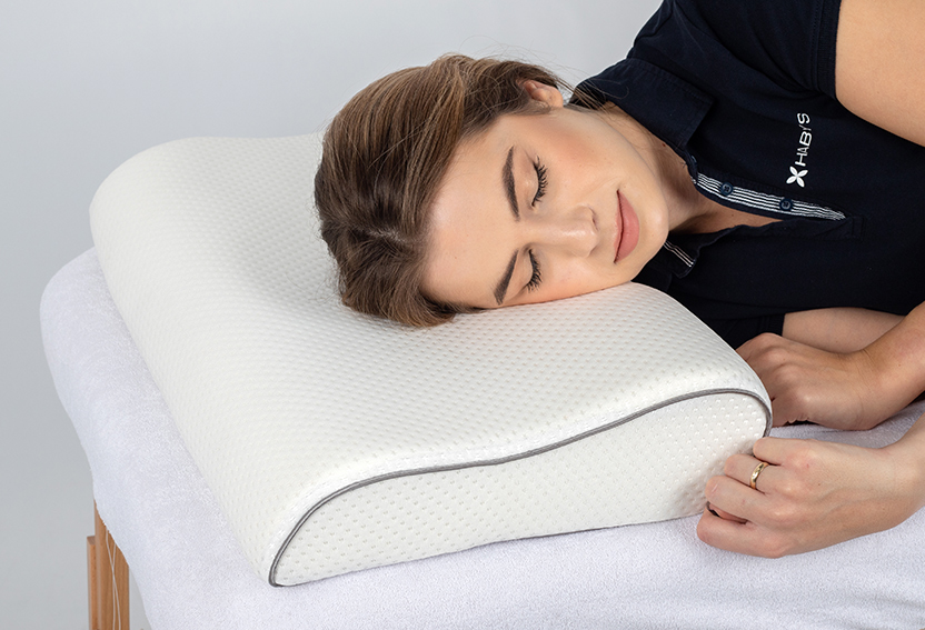 tablelya-oreiller-orthopedique-coussin-ergonomique-memoire-forme-arthrose-coussin-cervical-55x45x9-11-cm-1606-1-femme-allongee-sur-le-cote