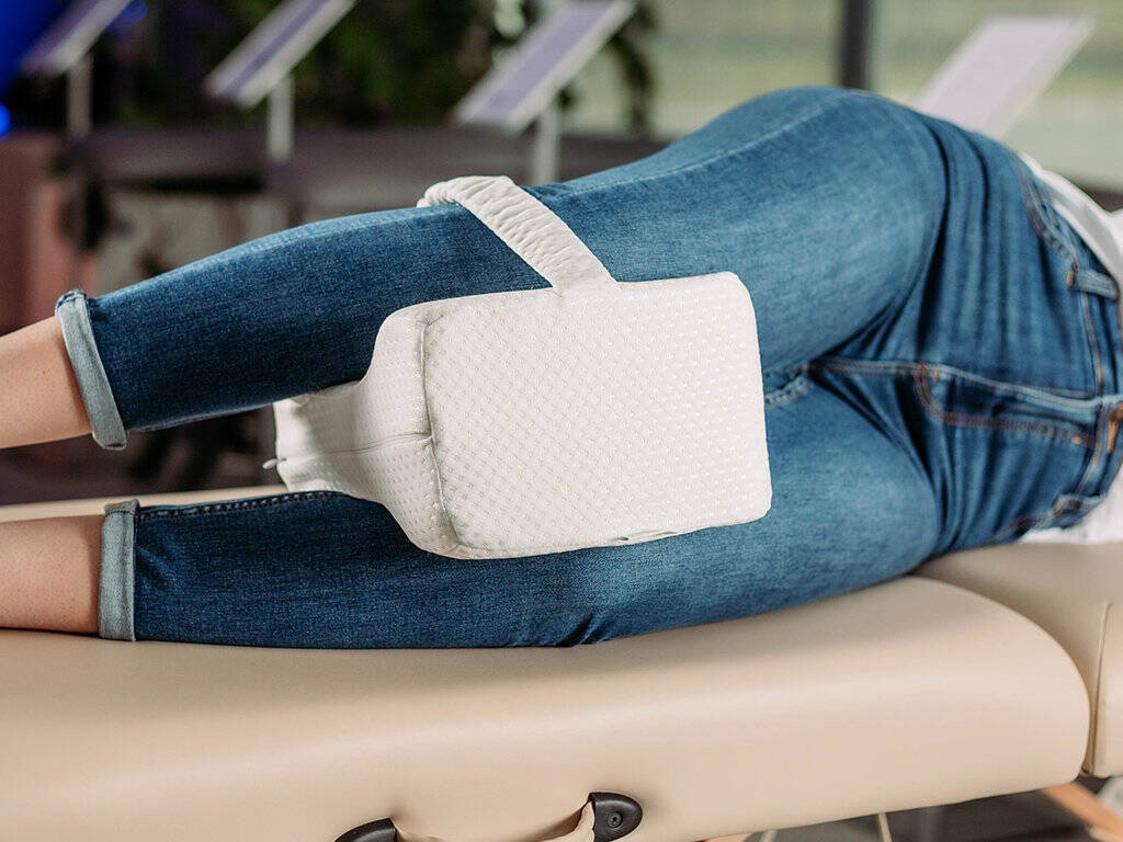tablelya coussin genoux orthopédique avec sangle de fixation habys damart gros plan sur le coussin