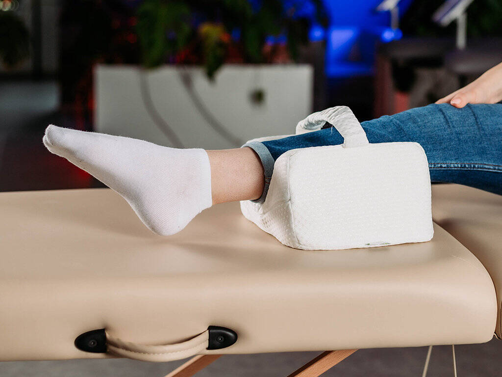 tablelya coussin genoux orthopédique avec sangle de fixation habys damart utilisation en rééducation ou pour soulager les jambes lourdes