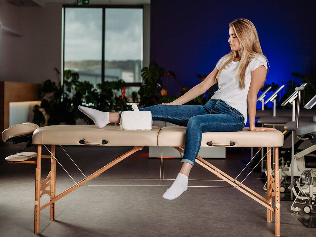 tablelya coussin genoux orthopédique avec sangle de fixation habys damart utilisation en rééducation ou pour soulager les jambes lourdes femme assise