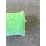 coussin cylindrique flexible en mousse à mémoire de forme vert anis détail de la fermeture diamètre 9 cm vue allongé