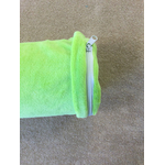 coussin cylindrique flexible en mousse à mémoire de forme vert anis détail de la fermeture diamètre 9 cm vue allongé rabat de la fermeture éclair